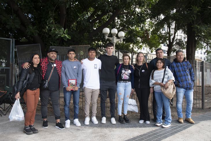 Los amigos de Lucas González junto a sus padres.