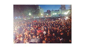 ámbito.com | Cerca de 10.000 personas reclamaron justicia por el atentado a la AMIA ayer en la Plaza de los Dos Congresos.