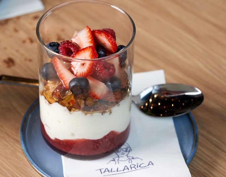 La pastelería de Belgrano que enamora con su petit de vainilla y frutilla.