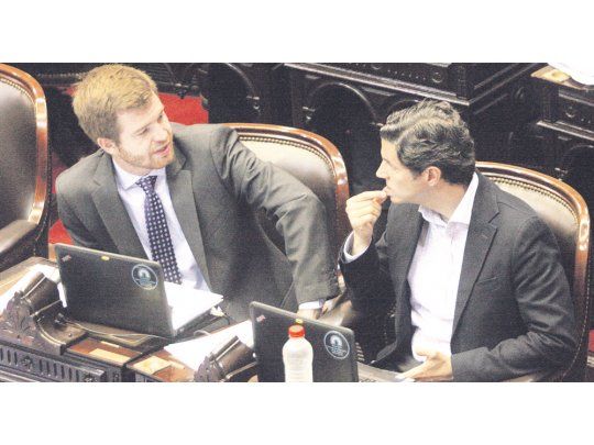 Punteo. Nicolás Massot y Luciano Laspina chequean votos en la sesión.