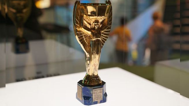 El trofeo Jules Rimet, en conmemoración al presidente de la FIFA que cumplía 25 años en el cargo.&nbsp;