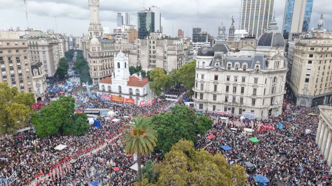 Miles de personas se congregaron en el epicentro porteño para repudiar el golpe de Estado de 1976 y reclamar por memoria, verdad y justicia.&nbsp;