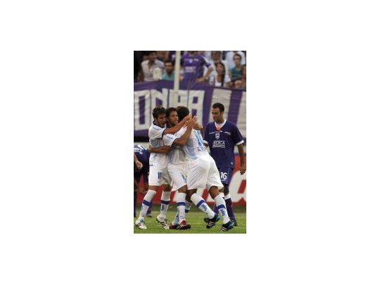 Con el pie derecho. Buen arranque de Vélez en Uruguay por el grupo 7 de la Copa Libertadores.
