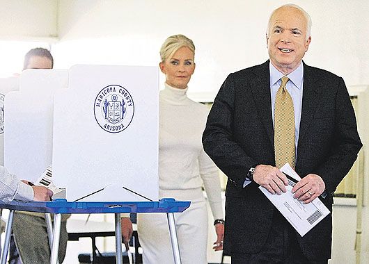 John y Cindy McCain ayer en Phoenix, Arizona. Luego el candidato participó en actos en Colorado y Nuevo México.