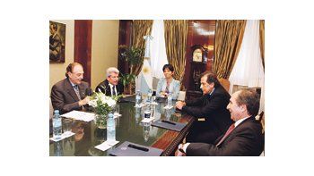 ámbito.com | La titular del BCRA, Mercedes Marcó del Pont, flanqueada por Carlos Heller y Juan Carlos Fábrega (vice y titular de Abappra), Jorge Brito (ADEBA) y Mario Vicens (ABA).
