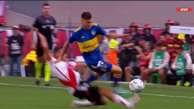 El foul de Herrera a Zenón que reclamó Riquelme.