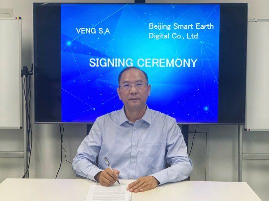 Shen Tao, general manager de la empresa china Bsed, firmando el acuerdo para comercializar imágenes SAOCOM en su país.