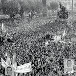 Cada 17 de octubre, se recuerda cómo el pueblo salió a la calle espontáneamente para pedir la liberación del Juan Domingo Perón. Cada 17 de octubre, se recuerda cómo el pueblo salió a la calle espontáneamente para pedir la liberación del Juan Domingo Perón.