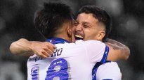 Se abraza fuerte. Vélez ganó otra vez de local y se aferra a la ilusión de la permanencia.&nbsp;