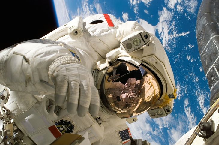 La falta de oxígeno es la principal consecuencia que sufrirían los astronautas que no usaran traje espacial. La falta de oxígeno es la principal consecuencia que sufrirían los astronautas que no usaran traje espacial.