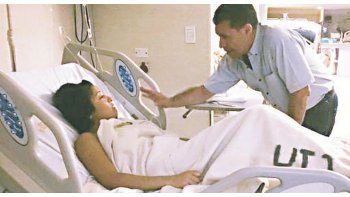 Visita. El gobernador Sergio Casas estuvo ayer en el hospital donde se encuentran internados los cadetes..