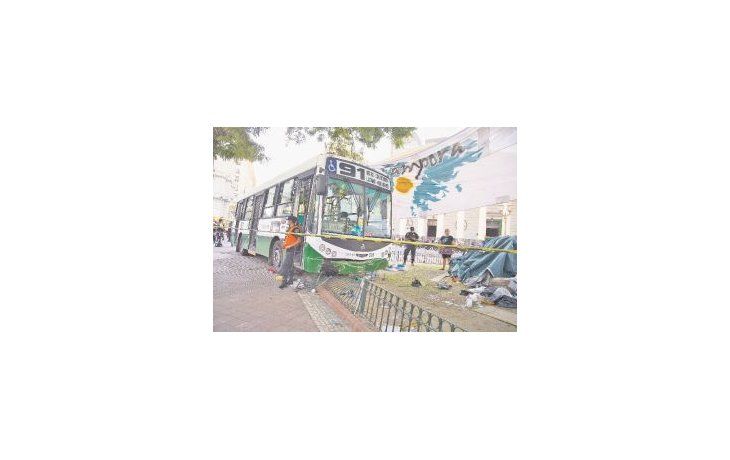 El chofer de una unidad de colectivos de la linea 91 perdió el control del vehículo y terminó subido a una vereda, justo en la Plaza de Mayo. Por el accidente, unas 5 personas resultaron heridas.