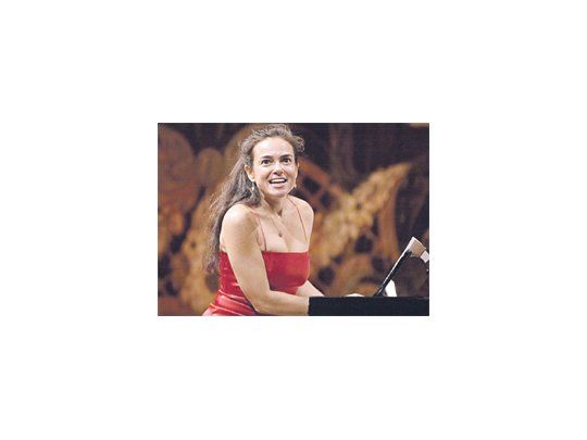 Karin Lechner, además de pianista también directora de orquesta: “Aún no me doy cuenta del efecto de dirigir tocando el piano, es un poco pronto y necesitaría más experiencia como directora”.
