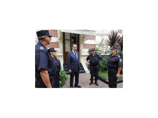 El gobernador Scioli junto a los efectivos que se ocuparán de su seguridad.
