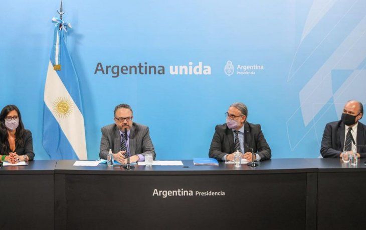 La secretaria de Comercio Interior, Paula Español, junto al Ministro de Desarrollo Productivo, Matías Kulfas, el titular de la cartera de Agricultura, Luis Basterra y el titular del consorcio exportadorABC, Mario Ravetinno. La secretaria de Comercio Interior, Paula Español, junto al Ministro de Desarrollo Productivo, Matías Kulfas, el titular de la cartera de Agricultura, Luis Basterra y el titular del consorcio exportadorABC, Mario Ravetinno.