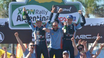 Thierry Neuville y su equipo celebran la victoria en el podio cordobés.