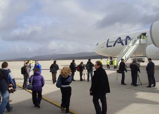Los familiares de los soldados caídos en la Guerra de Malvinas arribaron a las Islas para visitar el cementerio de Darwin. (Enviado especial a Islas Malvinas)