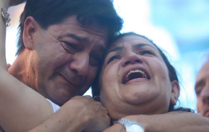 Los padres de Fernando B&aacute;ez Sosa se quebraron al hablar ante la multitud que reclam&oacute; justicia por el crimen de su hijo.&nbsp;
