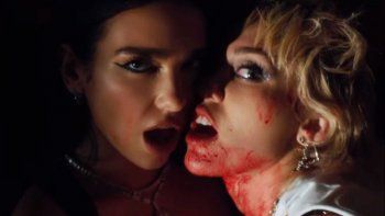 MileyCyrus y Dua Lipa presentaron “Prisoner”.