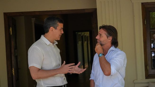 Luis Lacalle Pou visitó a Santiago Peña en Paraguay.