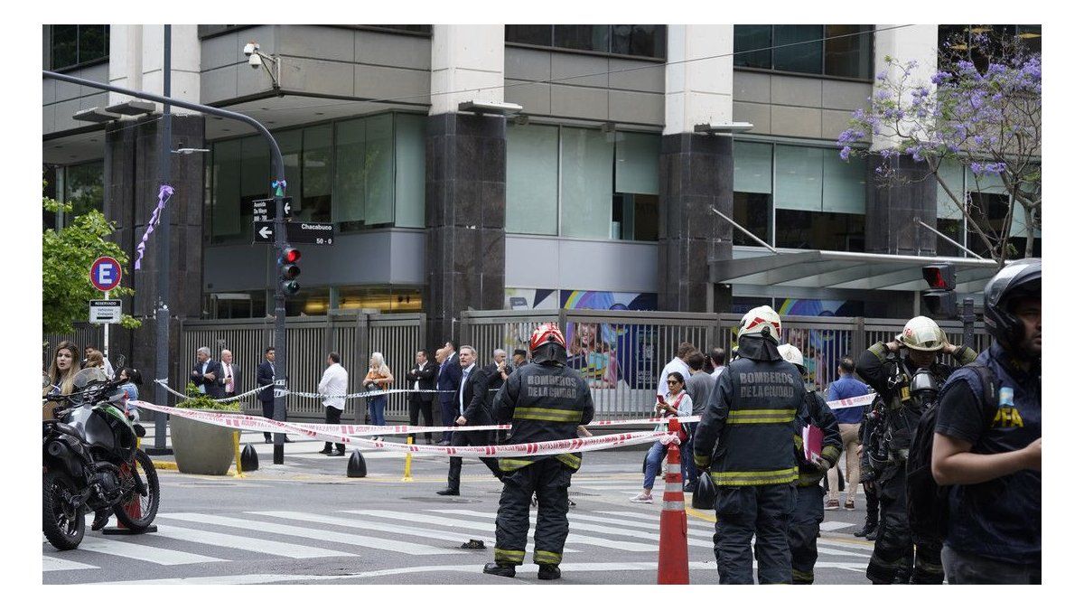 Alarm due to the fall of a drone at the Israeli embassy: the owner came to look for it