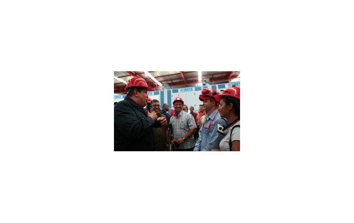 El presidente venezolano, Hugo Chávez, durante una inspección a un complejo agroindustrial en Barinas.