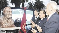 homenaje. En Salta, se descubrió un busto de Raúl Alfonsín con la presencia del actual gobernador Sáenz y sus antecesores Urtubey y Romero. Hicieron guiños al “gobierno de unidad” que plantea Unión por la Patria.