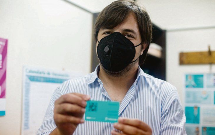 Inoculado. El viceministro de Salud muestra el certificado tras vacunarse. Fue el quinto bonaerense en recibir la dosis de la Sputnik V.