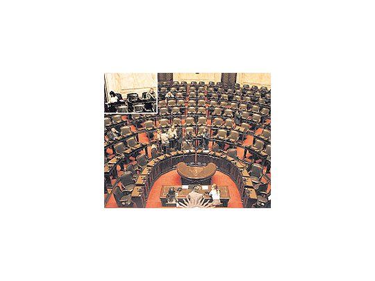 Vacío el recintode los diputadosayer, cuando laoposiciónintentó unasesión queterminó conaplausos dedespedida parael presidenteduhaldista de laCámara,EduardoCamaño.También fue ladespedida dePatricia Walsh yLuis Zamora(arriba, a laizquierda, de lafoto claro).