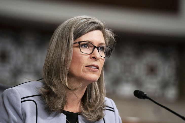 Joni Ernst, senadora de Iowa, exige la investigación del avión iraní-venezolano.