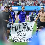Continúan las polémicas con la Selección argentina: la AFA será investigada por la bandera de las Islas Malvinas. Continúan las polémicas con la Selección argentina: la AFA será investigada por la bandera de las Islas Malvinas.