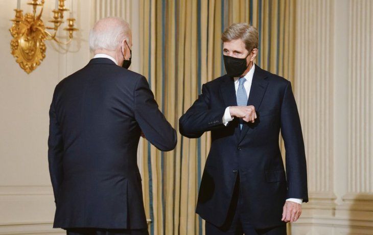 PRESENTACIÓN. El presidente Joe Biden y John Kerry, el delegado del Gobierno para el Medio Ambiente, se saludan poco antes de la conferencia de prensa.&nbsp;