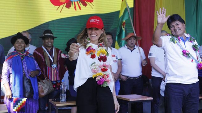 Victoria Tolosa Paz junto a Evo Morales.&nbsp;