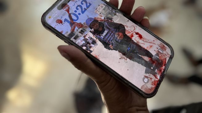 Al menos 15 personas murieron en el hospital Nasser de Gaza tras un ataque; entre ellas se cuentan periodistas y rescatistas.