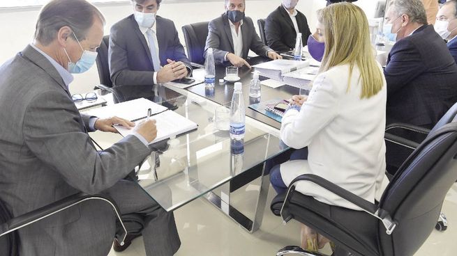 foco. El gobernador Gustavo Bordet, al rubricar el proyecto de Presupuesto 2022. Contempla un crecimiento del 75% de la obra pública, herramientas para financiar a las pymes y perspectiva de género, entre otros ejes.