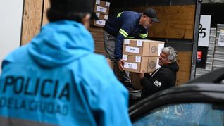 Más de 8.000 efectivos porteños participan del operativo de seguridad para garantizar el normal desarrollo de las elecciones nacionales en la Ciudad. Más de 8.000 efectivos porteños participan del operativo de seguridad para garantizar el normal desarrollo de las elecciones nacionales en la Ciudad.