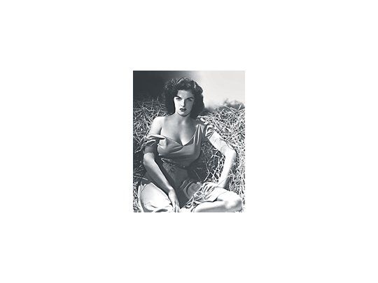 Jane Russell, contraparte «brunette» de Marilyn Monroe en «Los caballeros las prefieren rubias», aquí en una escena de «El proscripto», un film escandaloso para su época.