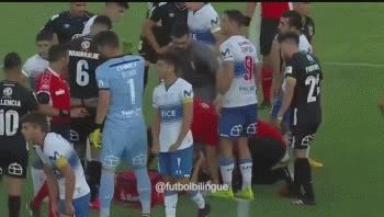 Nicolás Blandi fue herido por una bomba de estruendo en el clásico chileno