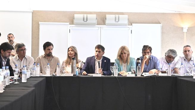 Kicillof encabezó un encuentro multisectorial en La Plata. 