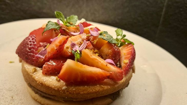 Frutillas, mousse y café italiano: un final redondo.