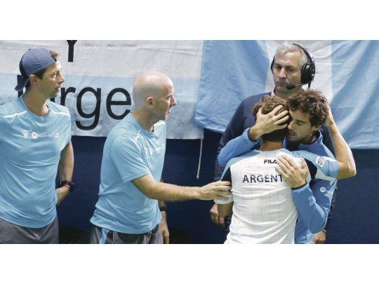 Tristeza. Pella abraza a Schwartzman tras la derrota que condenó a la Argentina. Ambos le pusieron el pecho a una serie plagada de ausencias.