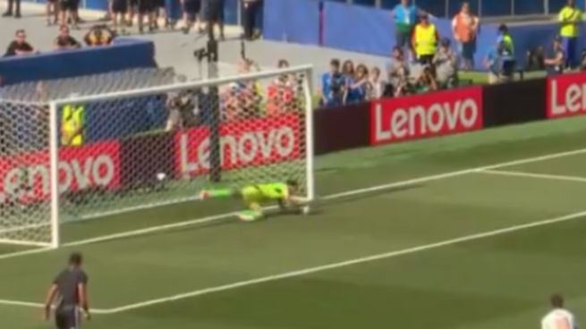 Bono le atajó el penal a Kyllian Mbappé.