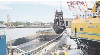 ámbito.com | Limpieza. El dragado para permitir la salida del Irízar se hizo con la máquina china Xin Hai Beng y las barcazas Hang Bo 2002 y 2003. En cada “cucharada” la draga saca 27 toneladas de suelo arenoso.