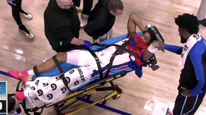 El jugador de la NBA fue retirado en camilla tras sufrir una fractura del peroné.