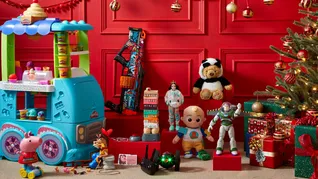 Para los bebés, lo ideal es darles juguetes suaves y seguros que acompañen sus primeros movimientos. 