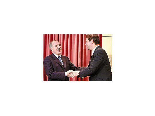 El ministro de Justicia, Horacio Rosatti, presentó ayer oficialmente a su compro- vinciano Ricardo Lorenzetti como candidato a suceder a Adolfo Vázquez en la Corte Suprema de Justicia.