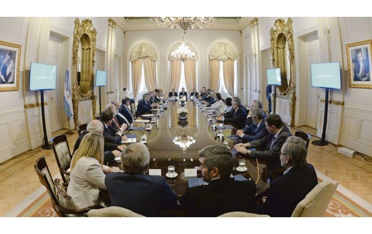 a pleno. Con ausencia de tres mandatarios, el Presidente reeditó ayer la foto de diciembre de 2015, esta vez en la Casa Rosada.
