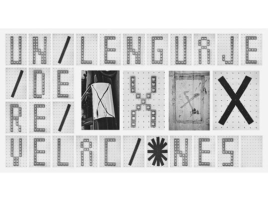 Shannon Ebner.  El artista estadounidense presenta 32 chromogenic prints, imágenes conectadas con la publicidad, letras, símbolos, un lenguaje de relaciones semánticas.