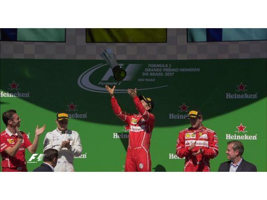 Vettel celebra en lo más alto del podio.