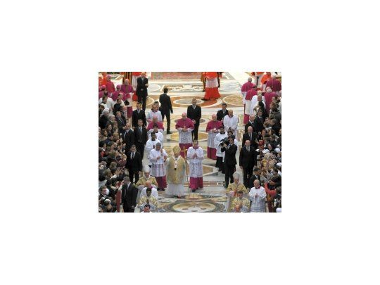 El pontífice de 82 años se acercó a las barreras a medida que avanzaba en medio de la Basílica para saludar a los peregrinos.